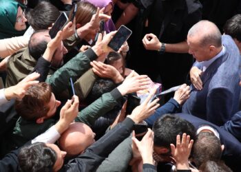 -FOTODELDÍA- ESTAMBUL (TURQUÍA), 14/05/2023.- El presidente de Turquía, el islamista Recep Tayyip Erdogan, saluda a un grupo de simpatizantes después de votar en un colegio electoral durante las elecciones presidenciales, este domingo en Estambul. EFE/ Tolga Bozoglu