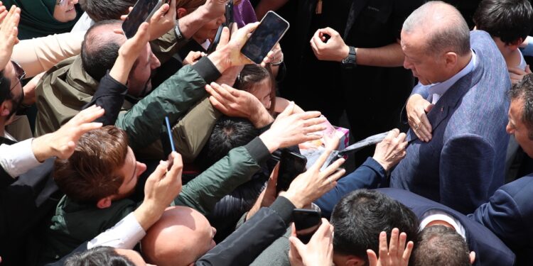 -FOTODELDÍA- ESTAMBUL (TURQUÍA), 14/05/2023.- El presidente de Turquía, el islamista Recep Tayyip Erdogan, saluda a un grupo de simpatizantes después de votar en un colegio electoral durante las elecciones presidenciales, este domingo en Estambul. EFE/ Tolga Bozoglu