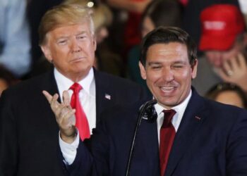 DA07. Pensacola (United States), 03/11/2018.- Ron DeSantis, Republican candidate for Florida, speaks to the crowd with US President Donald J. Trump (L) at a rally in Pensacola, Florida, USA, 03 November 2018. US President Trump travels to several states for campaign rallies over the course of two days ahead of the 06 November midterm elections. (Elecciones, Estados Unidos) EFE/EPA/DAN ANDERSON