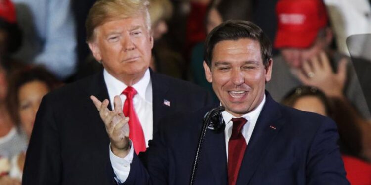 DA07. Pensacola (United States), 03/11/2018.- Ron DeSantis, Republican candidate for Florida, speaks to the crowd with US President Donald J. Trump (L) at a rally in Pensacola, Florida, USA, 03 November 2018. US President Trump travels to several states for campaign rallies over the course of two days ahead of the 06 November midterm elections. (Elecciones, Estados Unidos) EFE/EPA/DAN ANDERSON