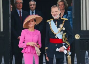 LONDRES (REINO UNIDO), 06/05/2023.- Los reyes de España, Felipe VI y Letizia, abandonan la residencia del embajador español en el Reino Unido de camino a la Abadía de Westminster para asistir a la coronación de Carlos III y Camila, este sábado, en Londres (Reino Unido). EFE/ Casa de S.M. El Rey/José Jiménez