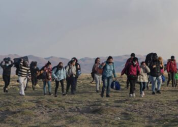 Migrantes venezolanos llegan al pueblo de Colchane, en la frontera entre Chile y Bolivia, en una fotografía de archivo. EFE/ Lucas Aguayo Araos