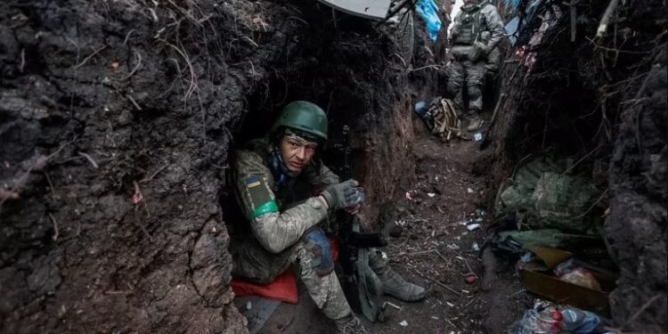 Un soldado ucraniano descansa después de una pelea en Bakhmut (Radio Free Europe/Radio Liberty/Serhii Nuzhnenko vía REUTERS)