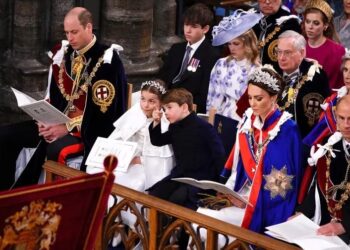 El príncipe Luis bosteza durante la ceremonia de coronación de Carlos III.