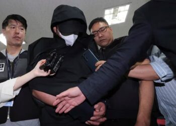 Un hombre que abrió una puerta de salida de emergencia durante un vuelo llega para asistir a una revisión de orden de arresto en el Tribunal de Distrito de Daegu en Daegu, Corea del Sur, el domingo 28 de mayo de 2023. (Yun Kwan-shick/Yonhap vía AP)