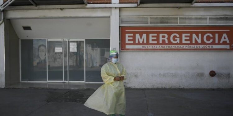 Un médico en el hospital público Pérez de León II en Caracas, Venezuela. AP