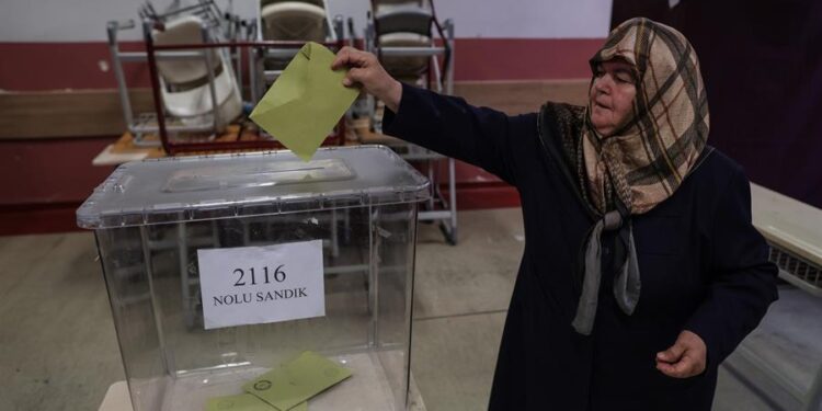 Una mujer vota para la segunda vuelta de las elecciones presidenciales entre el presidente turco Recep Tayyip Erdogan y su rival Kemal Kilicdaroglu, líder del opositor Partido Popular Republicano (CHP), en un colegio electoral de Estambul, Turquía. EFE/ERDEM SAHIN