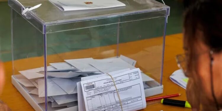 Una urna en las elecciones del 28-M España (EFE).