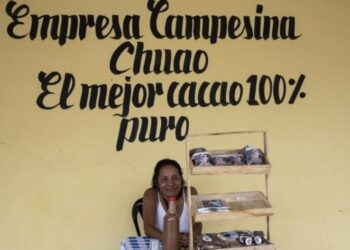 Vicenta Gámez vende chocolate artesanal en Chuao, el 21 de abril © Yuri CORTEZ AFP