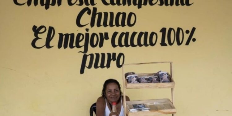 Vicenta Gámez vende chocolate artesanal en Chuao, el 21 de abril © Yuri CORTEZ AFP