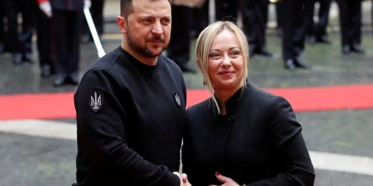 El saludo entre Zelensky y Giorgia Meloni (REUTERS/Remo Casilli)