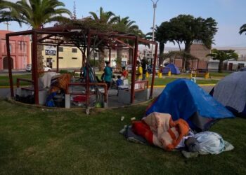 Migrantes venezolanos acampan en un parque en Tacna, Perú, el sábado 29 de abril de 2023. Una crisis migratoria en la frontera entre Chile y Perú se intensificó mientras cientos de migrantes permanecían varados al no poder cruzar a Perú. (Foto AP/Martín Mejía)