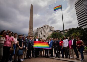 AME9766. CARACAS (VENEZUELA), 17/05/2023.- Miembros de la delegación de la Unión Europea en Venezuela se preparan para izar una bandera de la comunidad LGBTI en la Plaza Francia de Altamira, hoy, en Caracas (Venezuela). La Delegación de la Unión Europea (UE) en Venezuela, en conjunto con la embajada de Países Bajos, mostró este miércoles su apoyo a la comunidad LGBTI, en el Día Internacional contra la Homofobia, la Bifobia y la Transfobia, con un acto en una céntrica plaza de Caracas que concluyó con el retoque de pintura de una ciclovía con los colores de la bandera de este colectivo. EFE/ Rayner Pena R
