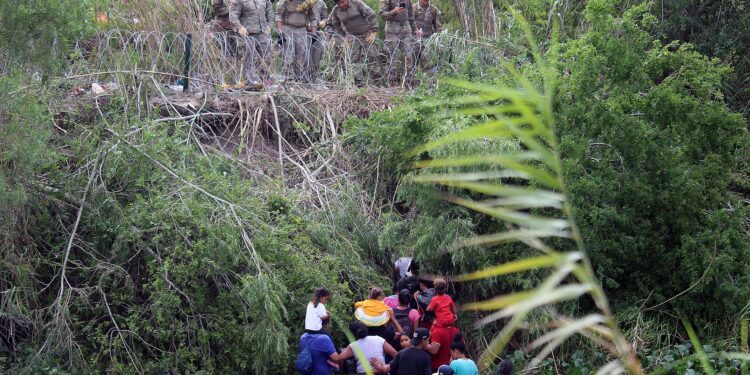 MEX4822. MATAMOROS (MÉXICO), 11/05/2023.- Migrantes cruzan el río Bravo para intentar ingresar a Estados Unidos, el 10 de mayo de 2023, en Matamoros (México). En el último día del Título 42, el caos y la desesperación crecen en la frontera norte de México, donde los migrantes han intentado cruzar de forma masiva a Estados Unidos con tácticas como arrojarse al río Bravo y armar estampidas humanas. EFE/Abrahan Pineda-Jacome