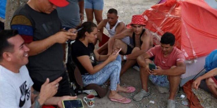 Migrantes de Venezuela esperan en un campamento temporal a orillas del Río Grande por permiso para ingresar a los Estados Unidos el 12 de mayo de 2023 en Matamoros, México. Foto: JOE RAEDLE/ Getty Images vía AFP