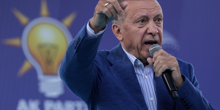 Istanbul (Turkey), 26/05/2023.- Turkish President Recep Tayyip Erdogan speaks at his election campaign event in Istanbul, Turkey, 26 May 2023. The second round of presidential elections between Turkish President Recep Tayyip Erdogan and his challenger Kemal Kilicdaroglu, the leader of the opposition Republican People's Party (CHP), will be held on 28 May. (Elecciones, Turquía, Estanbul) EFE/EPA/ERDEM SAHIN