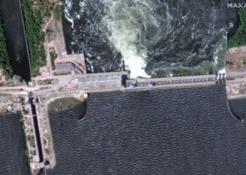 Una imagen de satélite muestra un primer plano de la presa e instalación hidroeléctrica de Nova Kajovka, Ucrania, el 5 de junio de 2023. un día antes de su ruptura (Maxar Technologies/Handout via REUTERS)
