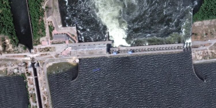 Una imagen de satélite muestra un primer plano de la presa e instalación hidroeléctrica de Nova Kajovka, Ucrania, el 5 de junio de 2023. un día antes de su ruptura (Maxar Technologies/Handout via REUTERS)