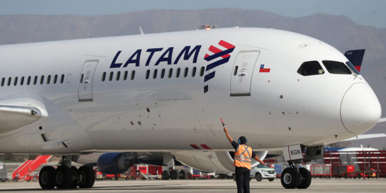 Foto de archivo. Un avión de LATAM Air llega al aeropuerto internacional de Santiago de Chile, Chile, 28 de enero, 2021. REUTERS/Iván Alvarado