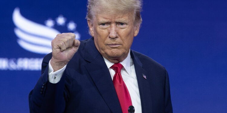 Washington (United States), 24/06/2023.- Former US President and 2024 Republican presidential candidate Donald J. Trump gestures after delivering remarks at the Faith and Freedom Coalition's Road to Majority Policy Conference, in Washington, DC, USA, 24 June 2023. The conservative conference provides a platform for a large field of contenders vying for the 2024 Republican presidential nomination. (Estados Unidos) EFE/EPA/MICHAEL REYNOLDS