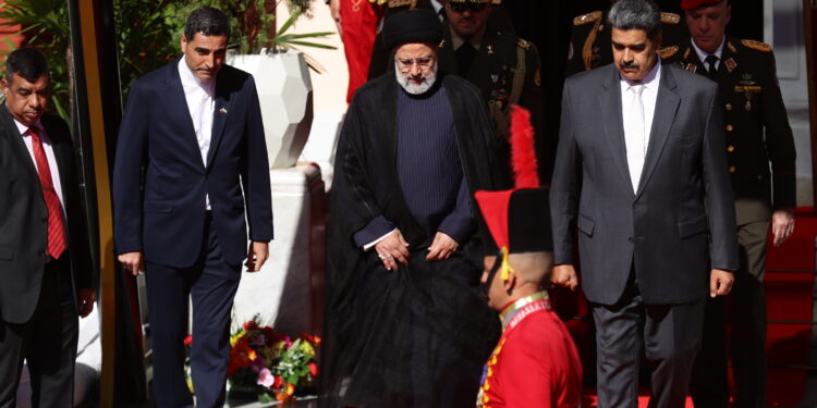 AME6142. CARACAS (VENEZUELA), 12/06/2023.- El presidente de Venezuela, Nicolás Maduro, recibe hoy al presidente de Irán, Ebrahim Raisí, en el palacio presidencial de Miraflores, en Caracas (Venezuela). Raisí aterrizó este lunes en Venezuela, en el Aeropuerto Internacional Simón Bolívar, de Maiquetía, que sirve a Caracas, donde fue recibido con honores por una comitiva encabezada por el canciller Yván Gil. Venezuela es la primera parada del mandatario iraní en su gira por Latinoamérica, que incluye también Cuba y Nicaragua. EFE/ Rayner Peña