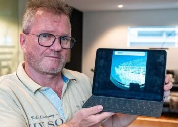 Arthur Loibl, uno de los primeros clientes de la empresa de sumergibles Oceangate, sostiene una foto del Titanic en Straubing, Alemania, el miércoles 21 de junio de 2023. (Armin Weigel/dpa via AP)