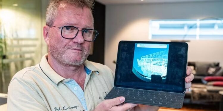 Arthur Loibl, uno de los primeros clientes de la empresa de sumergibles Oceangate, sostiene una foto del Titanic en Straubing, Alemania, el miércoles 21 de junio de 2023. (Armin Weigel/dpa via AP)