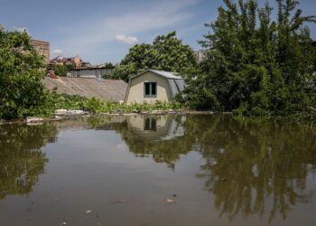 Kherson (Ukraine), 07/06/2023.- A flooded area of Kherson, Ukraine, 07 June 2023. Ukraine has accused Russian forces of destroying a critical dam and hydroelectric power plant on the Dnipro River in the Kherson region along the front line in southern Ukraine on 06 June. A number of settlements were completely or partially flooded, Kherson region governor Oleksandr Prokudin said on telegram. Russian troops entered Ukraine in February 2022 starting a conflict that has provoked destruction and a humanitarian crisis. (Rusia, Ucrania) EFE/EPA/MYKOLA TYMCHENKO