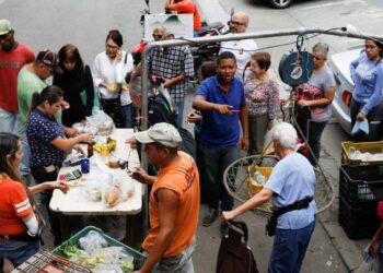 Compra de alimentos en Venezuela. Foto agencias.