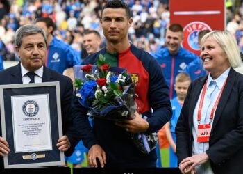 Cristiano Ronaldo y la placa que recibió de los Récords Guinness (Crédito AFP)