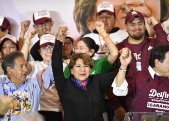Delfina Gomez (C), candidate for governor for the State of Mexico for a coalition led by the ruling Morena political party, unofficially celebrates being elected governor of the State of Mexico in Toluca, Mexico State, on June 4, 2023. The vote is a test of the popularity of President Andres Manuel Lopez Obrador's ruling Morena party ahead of presidential elections next year. The State of Mexico is in many ways a microcosm of the country: half of its population lives in poverty. (Photo by CLAUDIO CRUZ / AFP)