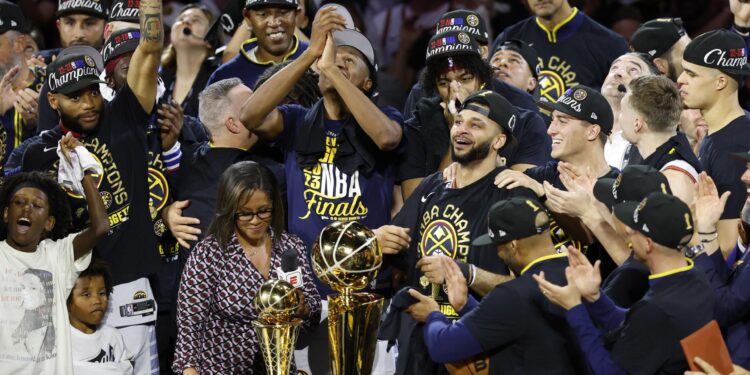 Denver (United States), 13/06/2023.- Denver Nuggets teammates celebrate after winning the NBA Championship in game five of the NBA Finals over the Miami Heat at Ball Arena in Denver, Colorado, USA, 12 June 2023. The Nuggets are NBA Champions for the first time in their franchise history. (Baloncesto, Estados Unidos) EFE/EPA/JOHN G. MABANGLO SHUTTERSTOCK OUT