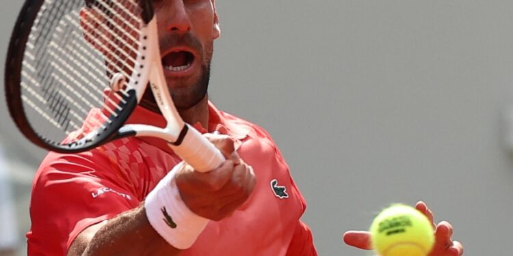 Paris (France), 09/06/2023.- Novak Djokovic of Serbia plays Carlos Alcaraz of Spain in their Men's semi final match during the French Open Grand Slam tennis tournament at Roland Garros in Paris, France, 09 June 2023. (Tenis, Abierto, Francia, España) EFE/EPA/MOHAMMED BADRA