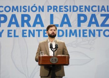 This handout picture released by the Chilean Presidency shows Chile's President Gabriel Boric speaking during the launch of the Presidential Commission for Peace and Understanding in Santiago on June 21, 2023. Boric launched on Wednesday a Commission for Peace and Understanding that will seek to resolve the conflict with Mapuche communities in the south of the country, an area hit by violence and arson attacks. "I have the hope, the conviction that the commission, through broad social dialogue and agreements, lays the foundations for a lasting solution to the conflict that has existed for a long time between the Chilean State and the Mapuche people", said the leftist. (Photo by Fernando RAMIREZ / Chilean Presidency / AFP) / RESTRICTED TO EDITORIAL USE - MANDATORY CREDIT "AFP PHOTO / CHILEAN PRESIDENCY" - NO MARKETING NO ADVERTISING CAMPAIGNS - DISTRIBUTED AS A SERVICE TO CLIENTS