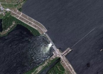 Imagen satelital de la represa Nueva Kajovka el 5 de junio que revela que una sección de la carretera y las compuertas estaban dañadas o destruidas. Maxar Technologies