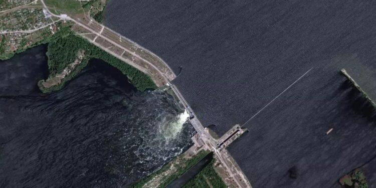 Imagen satelital de la represa Nueva Kajovka el 5 de junio que revela que una sección de la carretera y las compuertas estaban dañadas o destruidas. Maxar Technologies