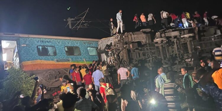 Accidente de tren en India / Foto @AztecaNoticias