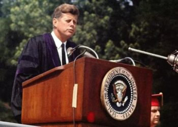 John Fitzgerald Kennedy pronuncia el Discurso por la Paz en la Unive4rsidad Americana de Washington, el 10 de junio de 1963. Pudo terminar con la Guerra Fría, pero no fue escuchado (Arnie Sachs/CNP/Getty Images)