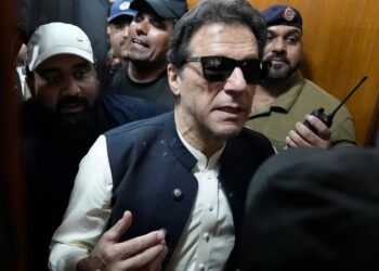 La Justicia de Pakistán ordenó nuevamente el arresto del ex primer ministro Imran Khan y varios miembros de su partido (AP)