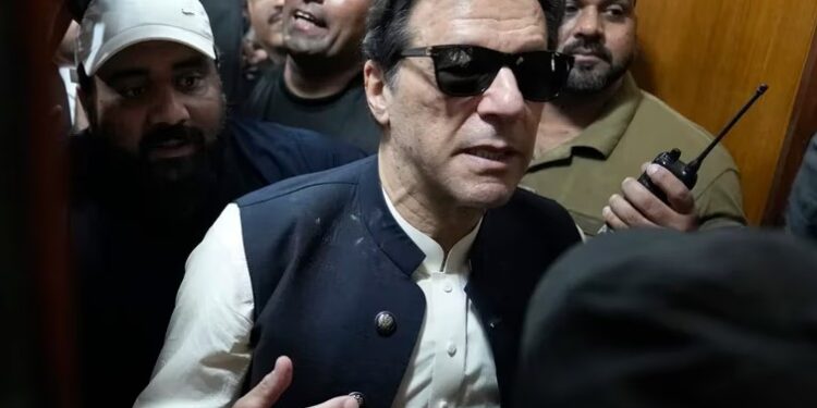 La Justicia de Pakistán ordenó nuevamente el arresto del ex primer ministro Imran Khan y varios miembros de su partido (AP)