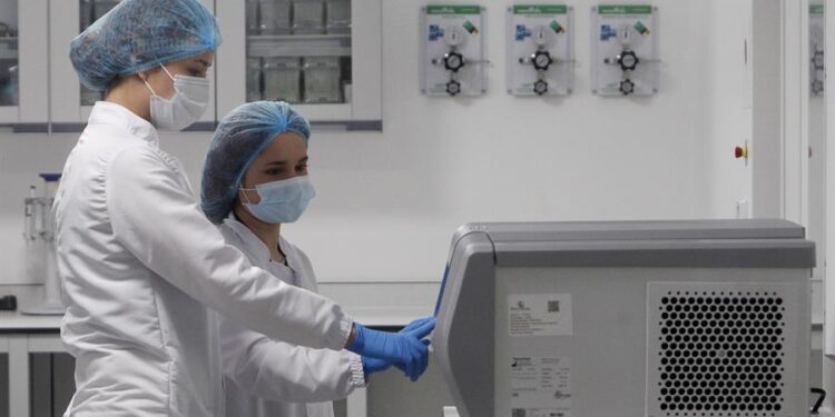 Dos investigadoras trabajan hoy, en la nueva sede de investigación de vacunas y biológicos de la empresa colombiana de biotecnología VaxThera, en Medellín (Colombia). La empresa colombiana de biotecnología VaxThera inauguró este jueves en Medellín una sede de investigación de vacunas y biológicos con un laboratorio en el que investigadores "entrenados" en la Universidad de Wisconsin y la Universidad Nacional de Colombia avanzarán en el desarrollo de una contra la covid-19, entre otras. EFE/Luis Eduardo Noriega A.