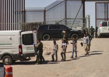 Migrantes detenidos, frontera de EEUU. Foto agencias.