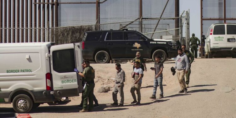 Migrantes detenidos, frontera de EEUU. Foto agencias.