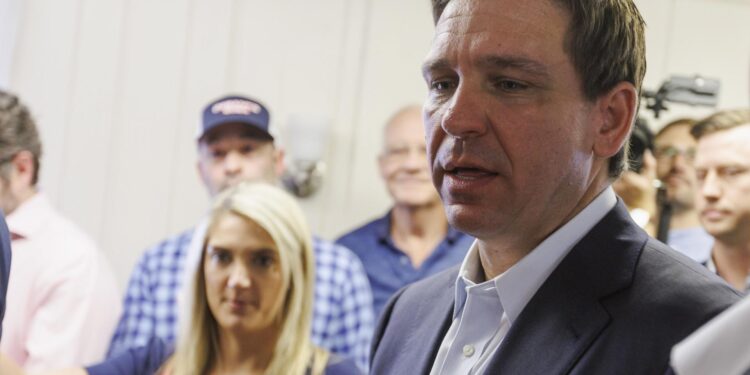 Laconia (United States), 01/06/2023.- US Republican presidential candidate and Florida Governor Ron DeSantis (R), navigates through a crowd of New Hampshire voters following his campaign stop at the Foreign Wars Post 1670, in Laconia, New Hampshire, USA, 01 June 2023. DeSantis is on a one-day visit with several campaign stops in New Hampshire. (Estados Unidos) EFE/EPA/CJ GUNTHER