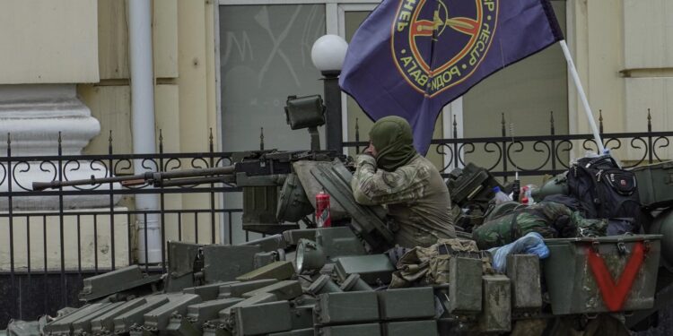 Un combatiente del grupo de mercenarios Wagner en un carro de combate que bloquea una calle en la localidad rusa de Rostov del Don. EFE/EPA