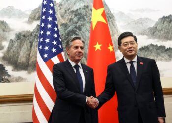 El Secretario de Estado de Estados Unidos, Antony Blinken, a la izquierda, posa para una fotografía con el Ministro de Relaciones Exteriores de China, Qin Gang, a la derecha, en la Casa de Huéspedes Estatal Diaoyutai en Beijing, China, el 18 de junio de 2023.