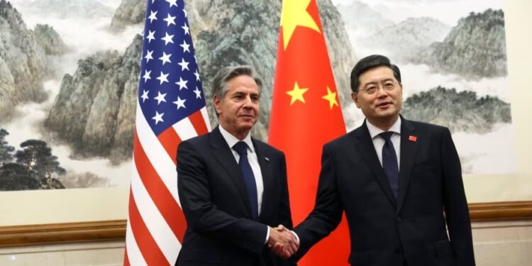 El Secretario de Estado de Estados Unidos, Antony Blinken, a la izquierda, posa para una fotografía con el Ministro de Relaciones Exteriores de China, Qin Gang, a la derecha, en la Casa de Huéspedes Estatal Diaoyutai en Beijing, China, el 18 de junio de 2023.