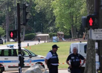 La policía francesa asegura la zona después de que varios niños y un adulto hayan resultado heridos en un ataque con cuchillo en Annecy, en los Alpes franceses, Francia, 8 de junio de 2023. REUTERS/Denis Balibouse