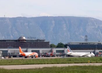 Aviones de Air France y Easyjet se ven en la pista del aeropuerto de Cointrin en Ginebra, Suiza, 4 de mayo de 2023. REUTERS/Denis Balibouse/Archivo