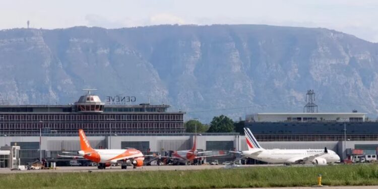 Aviones de Air France y Easyjet se ven en la pista del aeropuerto de Cointrin en Ginebra, Suiza, 4 de mayo de 2023. REUTERS/Denis Balibouse/Archivo